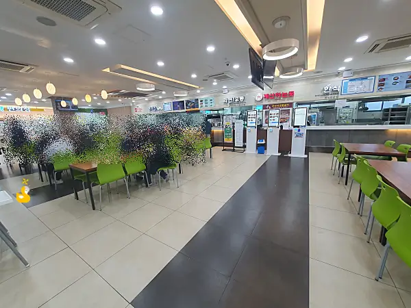 건천휴게소 부산방향 식당 키오스크와 테이블 모습