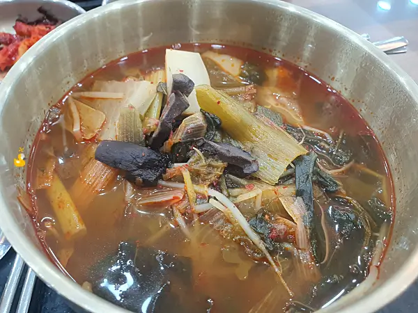 건천휴게소 서울방향 식당가에서 판매하는 능이소고기국밥 가까이에서 찍은 모습