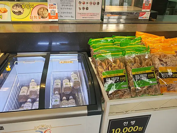 건천휴게소 서울방향 알뜰 간식 코너 앞에서 파는 식혜와 전병