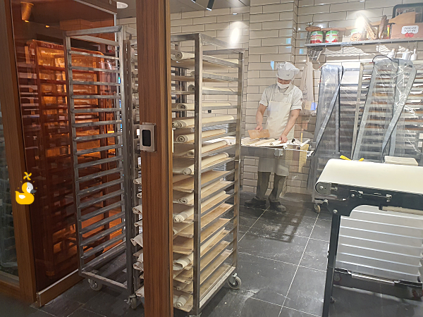 대전 성심당 샌드위치정거장의 빵을 굽는 곳에서 직원이 일을 하는 모습