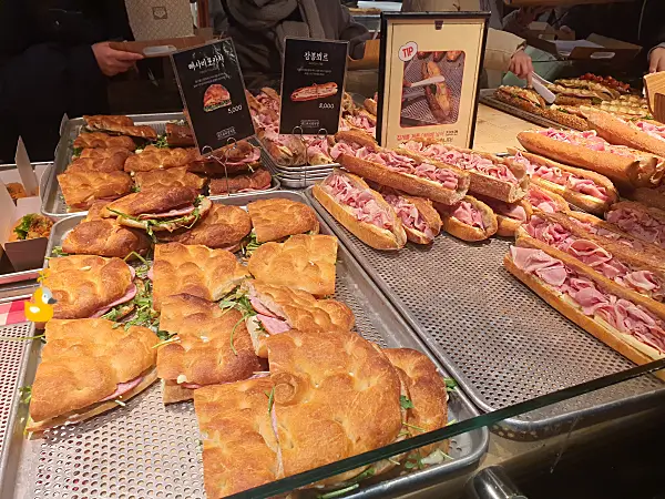 대전 성심당 샌드위치정거장의 다양한 샌드위치가 진열되어 있는 선반