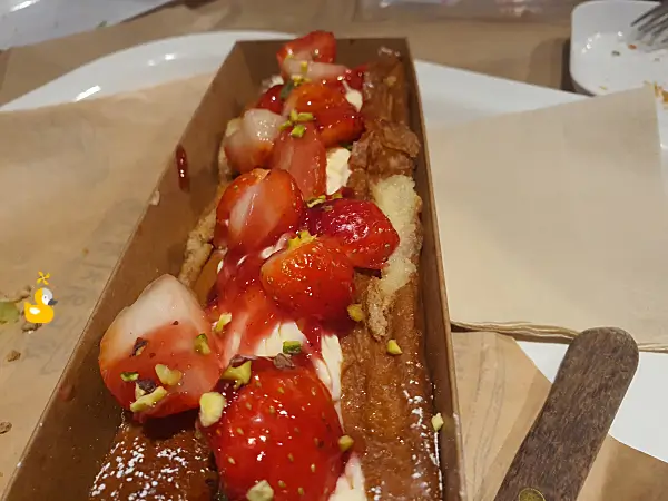 스트롱베리 샌드위치를 가까이에서 찍은 모습