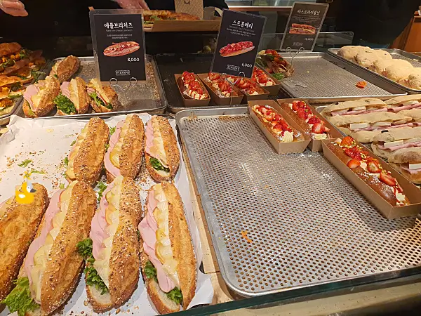 대전 성심당 샌드위치정거장의 애플브리치즈 샌드위치와 스트롱베리 샌드위치