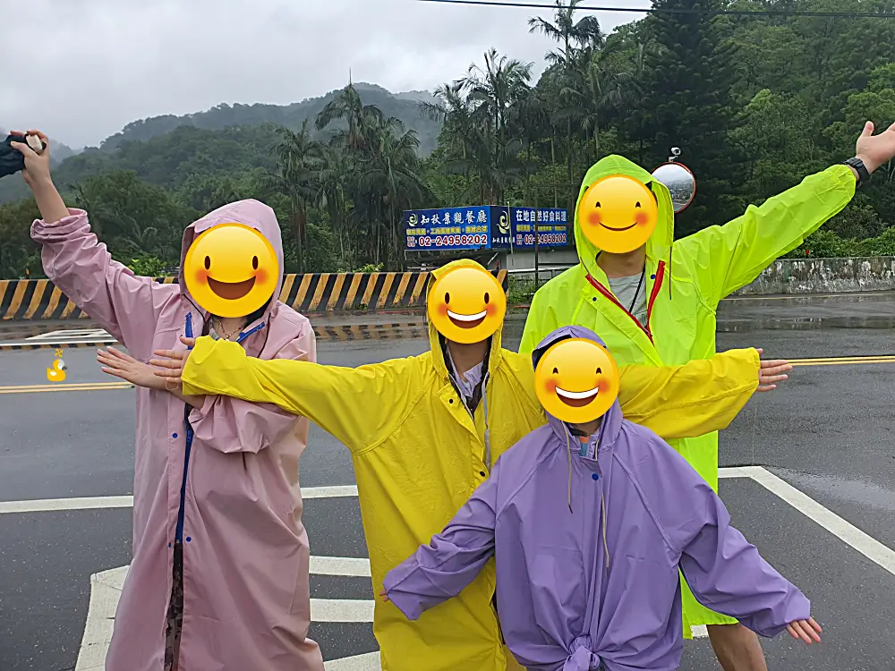 대만 여행 준비물로 형형색색의 비옷을 입고 있는 가족