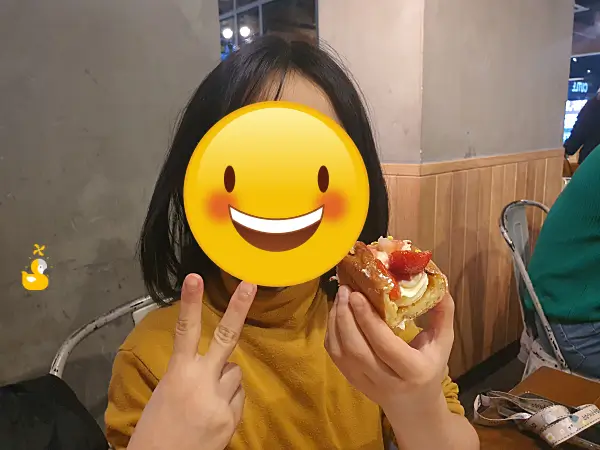 대전 성심당 스트롱베리 샌드위치 조각을 들고 있는 아이