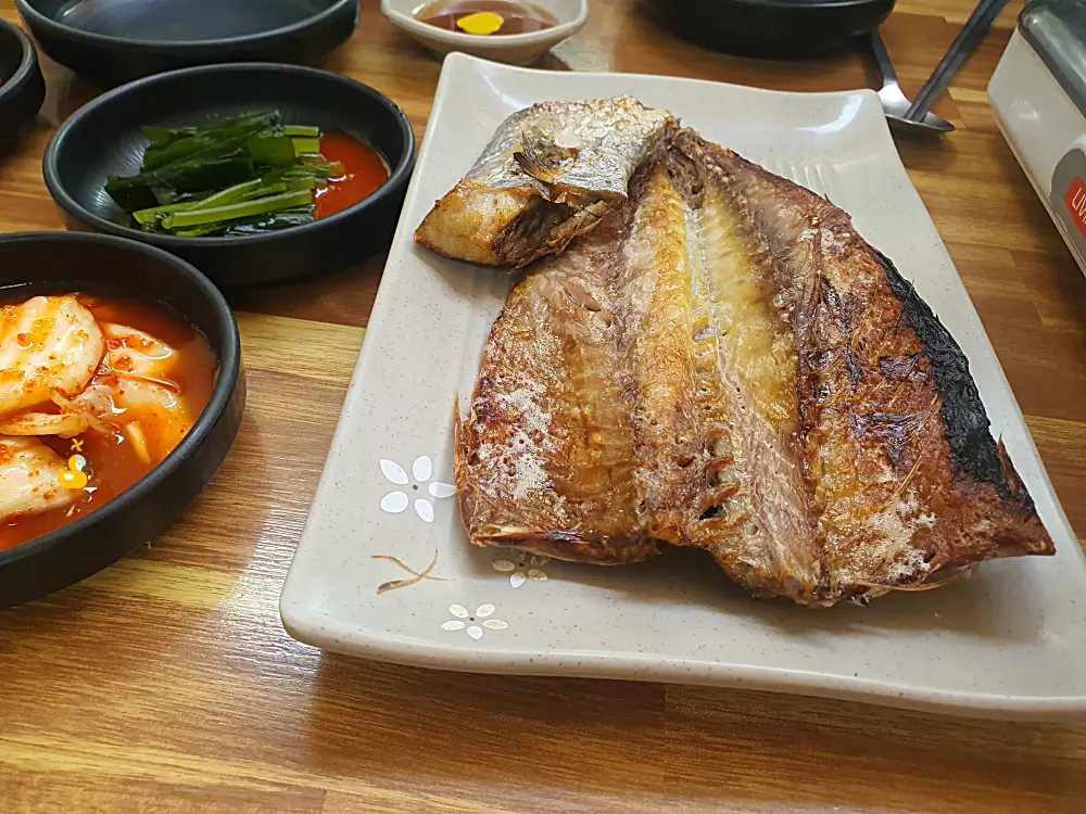 생선구이를 가까이에서 찍은 사진