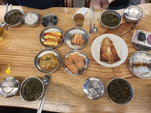 홍천 모둘자리 아침 식사로 한식 정찬이 차려져 있는 모습