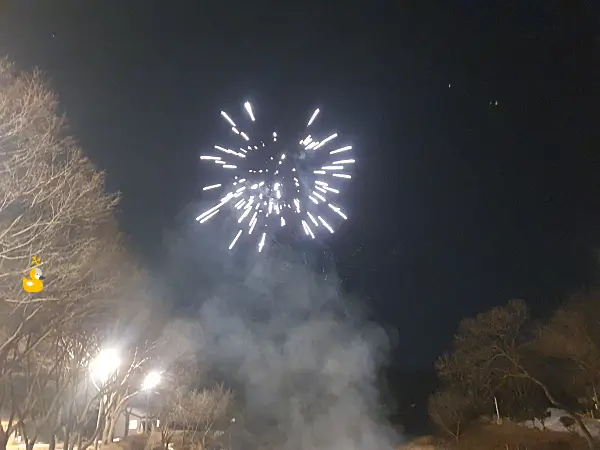 홍천 모둘자리 밤하늘에 폭죽이 터지는 모습