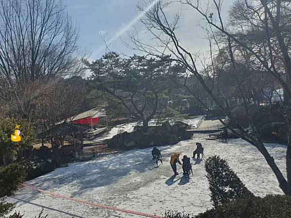 홍천 모둘자리 호수에서 얼음 낚시를 하고 있는 사람들 모습