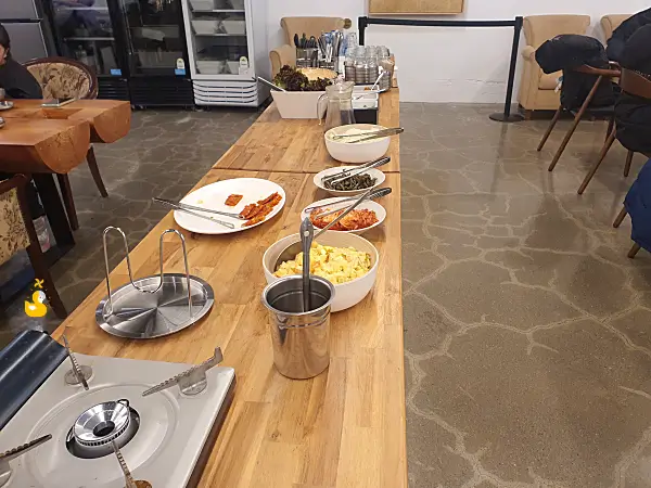 홍천 모둘자리 식당 내 셀프바에 추가 반찬이 놓여있는 모습