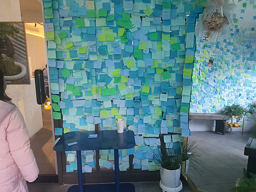 사나고 카페 방문객들이 적어서 붙여 놓은 파란색 포스트잇