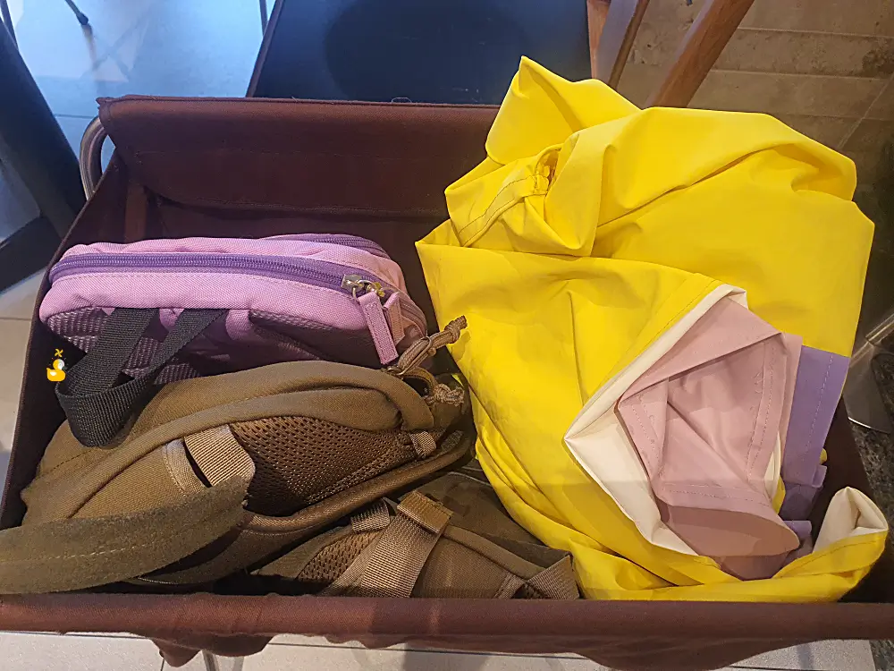 대만 여행 시 입고 다닌 우비를 가방과 함께 담아놓은 모습