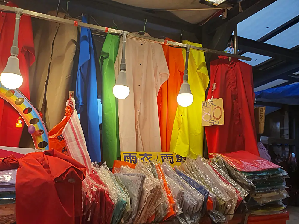 대만 여행으로 간 예류 지질공원 내 상가에서 판매하고 있는 우비들이 진열되어 있는 모습