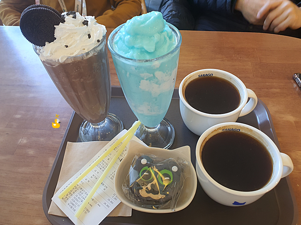 사나고 카페에서 주문한 아메리카노 2잔과 구름요거트스무디, 오레오가 얹어진 쿠앤크프라푸치노, 나고 마카롱