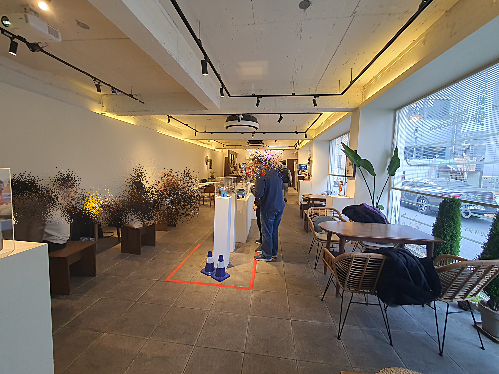 3D펜으로 만든 작품들이 전시되어 있는 사나고 카페 실내 전경