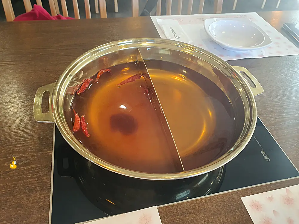 울산 샤브샤브 맛집 와봄의 반반 육수가 담긴 냄비