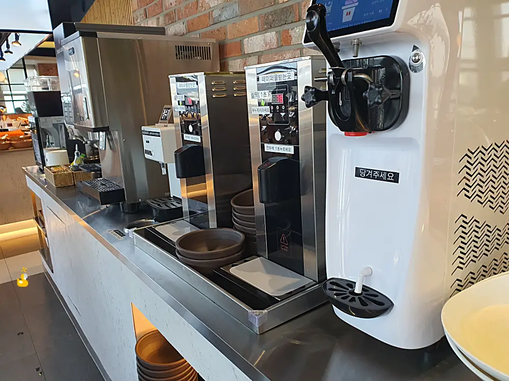 울산 샤브샤브 맛집 와봄의 소프트 아이스크림 기계와 커피 머신