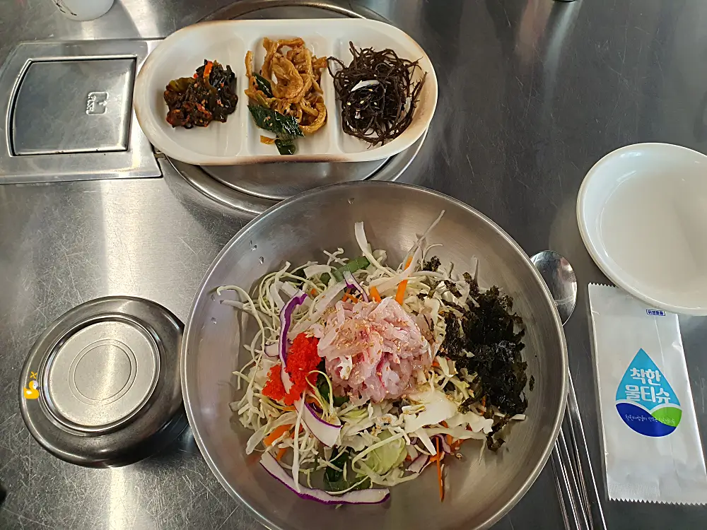 수산물창고 점심특선으로 주문한 회덮밥(횟밥)과 밑반찬, 공기밥