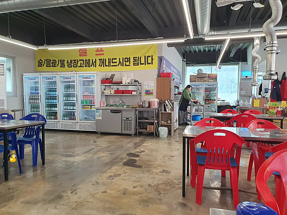 수산물창고 실내 모습과 음료 냉장고가 나란히 놓여있는 모습