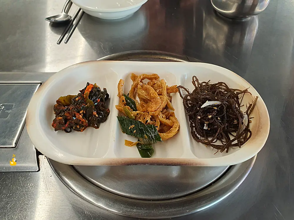 수산물창고의 밑반찬으로 나온 미역 무침과 어묵조림, 해조류 무침