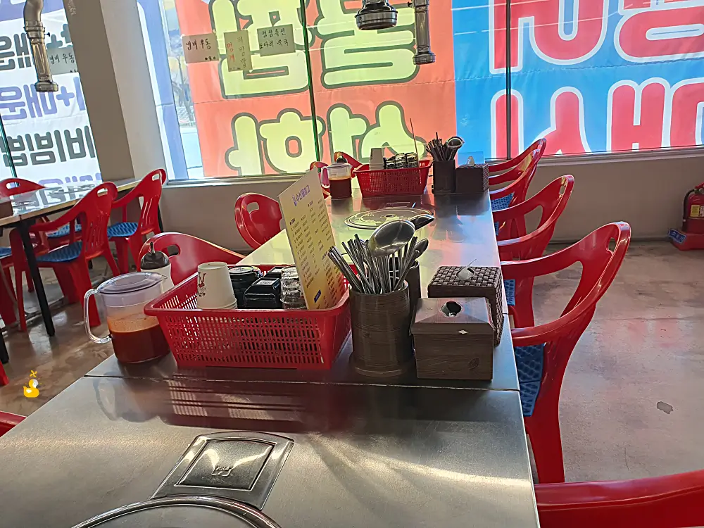 수산물창고의 각 테이블당 기본적으로 놓여 있던 식기와 소스