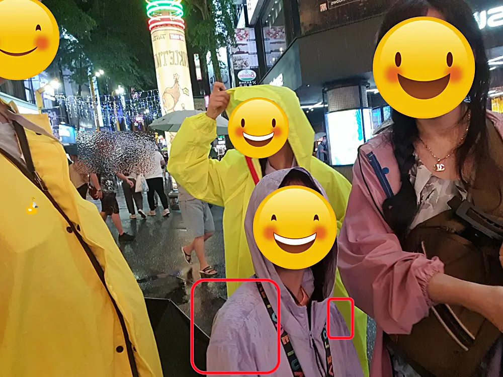 대만 타이베이 시먼딩에서 젖은 비옷을 입고 있는 가족