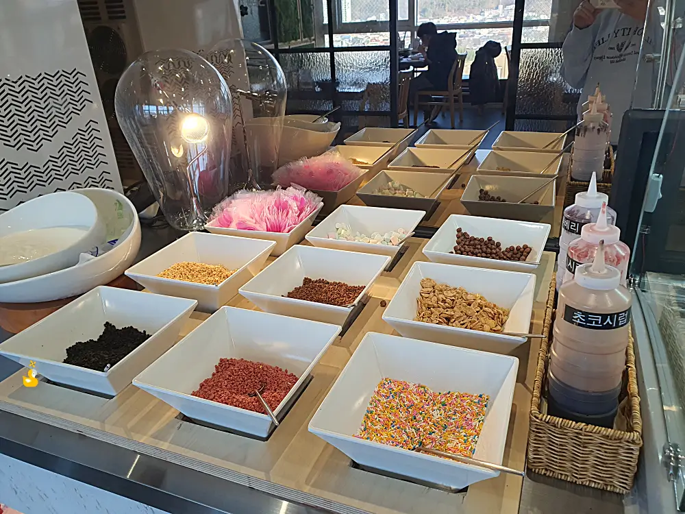 울산 샤브샤브 맛집 와봄의 다양한 디저트 토핑들