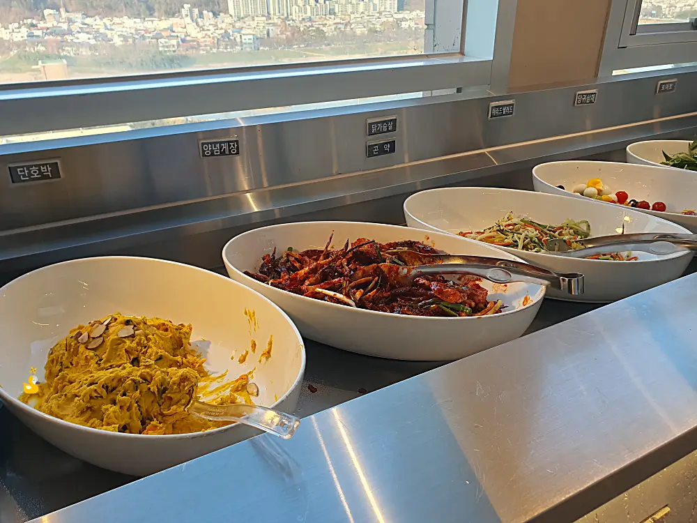 울산 샤브샤브 맛집 와봄의 샐러드와 다양한 음식