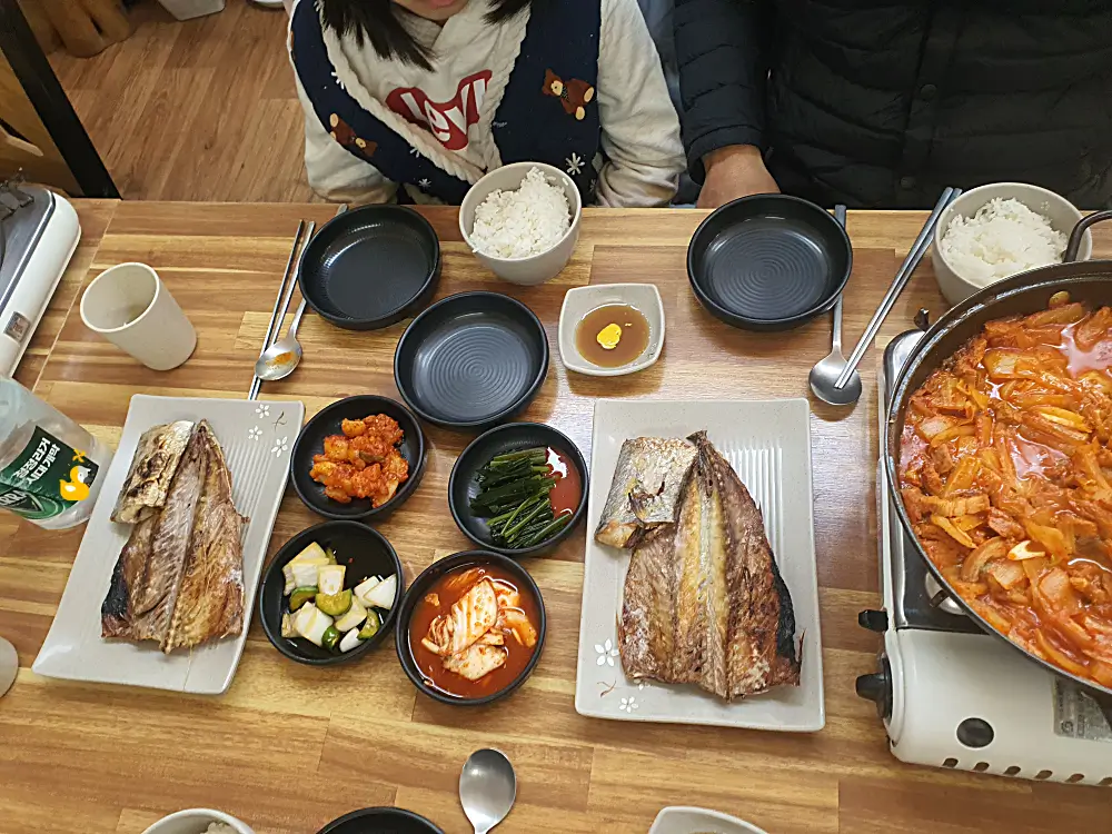 홍천 서석면 이모네식당 돼지 두루치기와 생선구이가 차려진 상차림