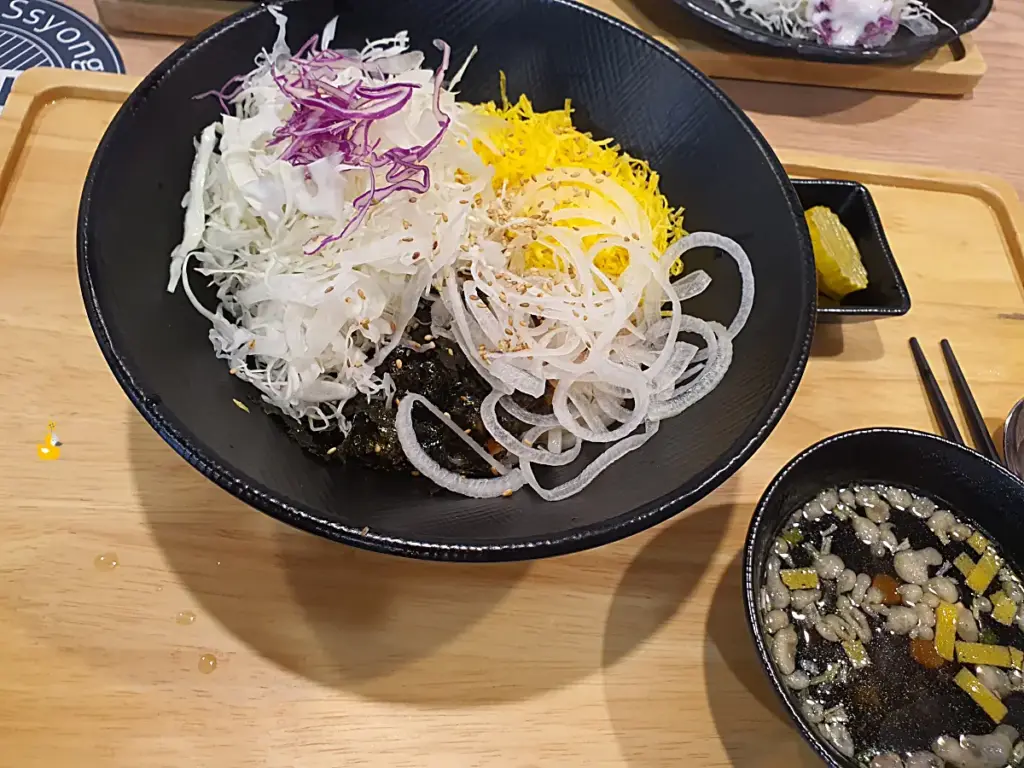 트레이에 비빔우동과 장국, 피클이 담겨 나온 모습