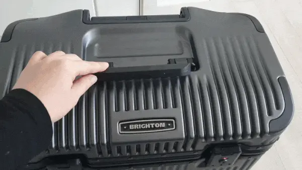 브라이튼 캐리어 15인치 탑도어 자동으로 접히는 손잡이 모습