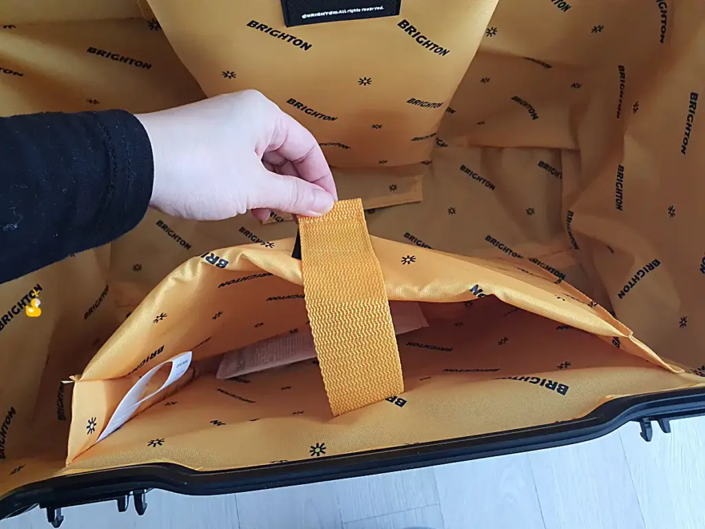 브라이튼 캐리어 탑도어 안의 수납용 주머니