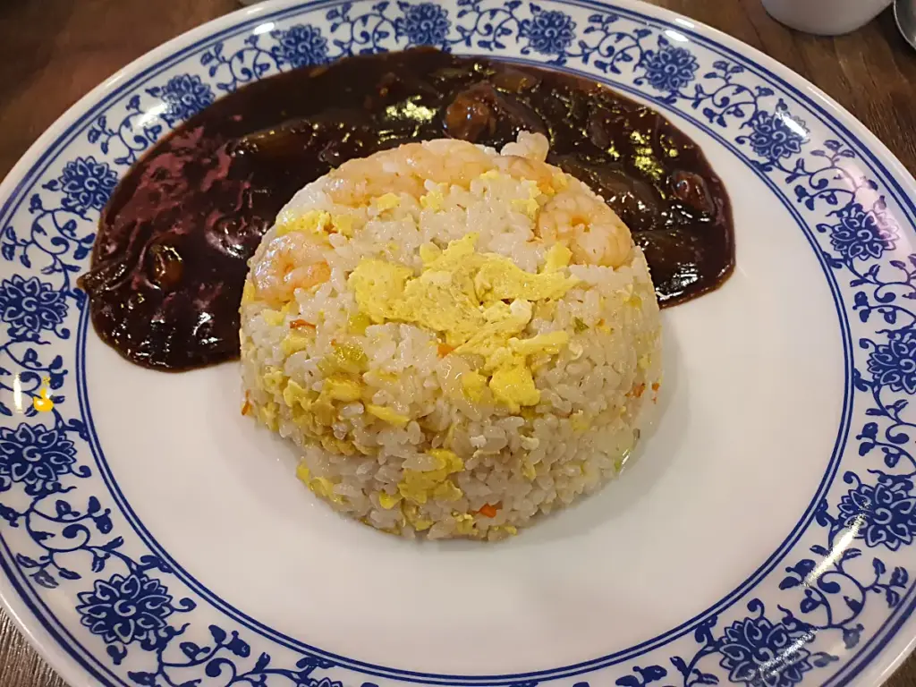 울산 무거동 맛집 천손짜장의 짜장 소스가 함께 나온 볶음밥