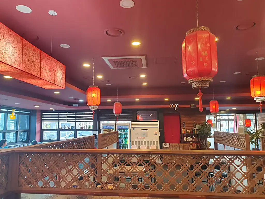 홍등이 천장에 매달려 있는 중국 느낌의 울산 무거동 맛집 천손짜장 실내 모습