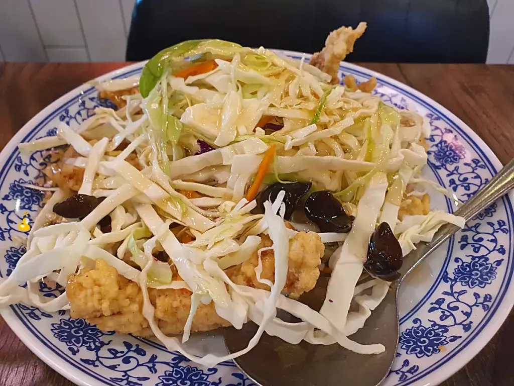 울산 무거동 맛집 천손짜장의 양배추가 잔뜩 올려져 있는 달콤한 탕수육