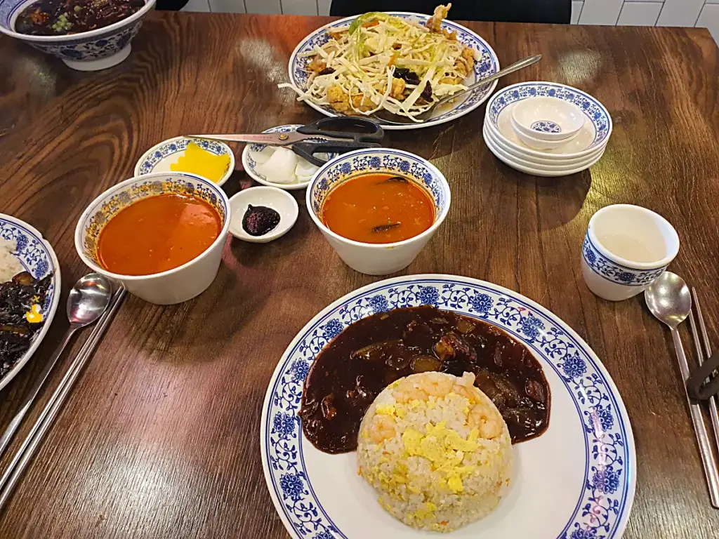 울산 무거동 맛집 천손짜장의 자장면, 탕수육, 볶음밥과 함께 짬뽕 국물이 나온 테이블 세팅