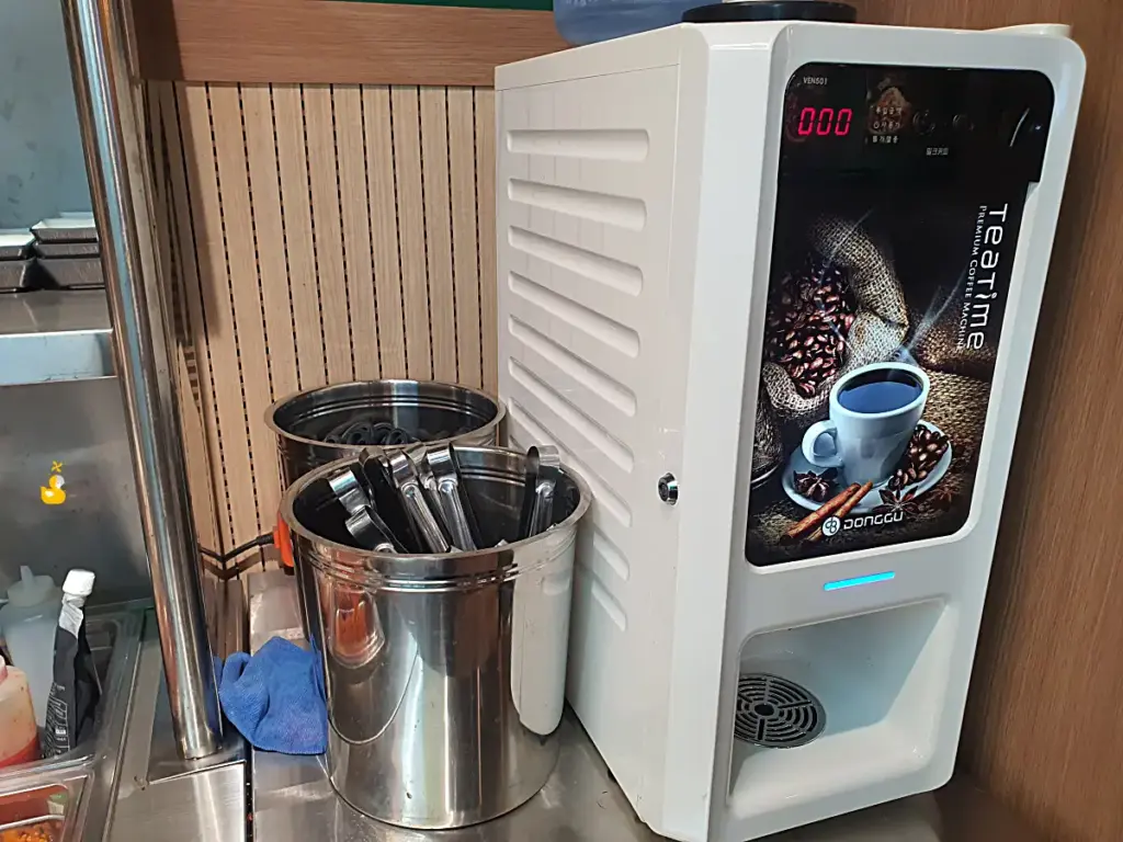 담가화로구이 무거점 셀프바 옆에 있던 커피머신과 집게, 가위통