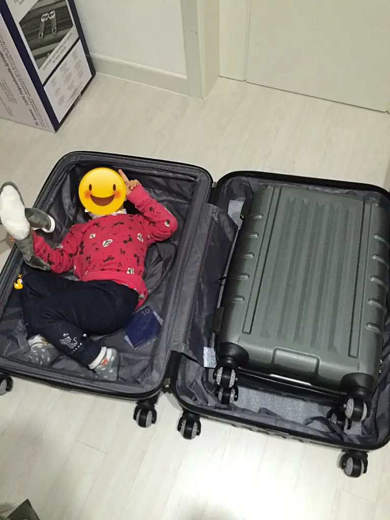 2016년에 구입했던 샘소나이트 캐리어 21인치와 24인치, 큰 캐리어 안에 아이가 누운 모습