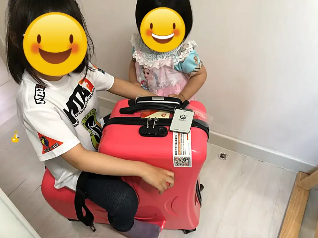 목마 모양으로 만들어진 캐리어에 아이가 타고 있는 모습