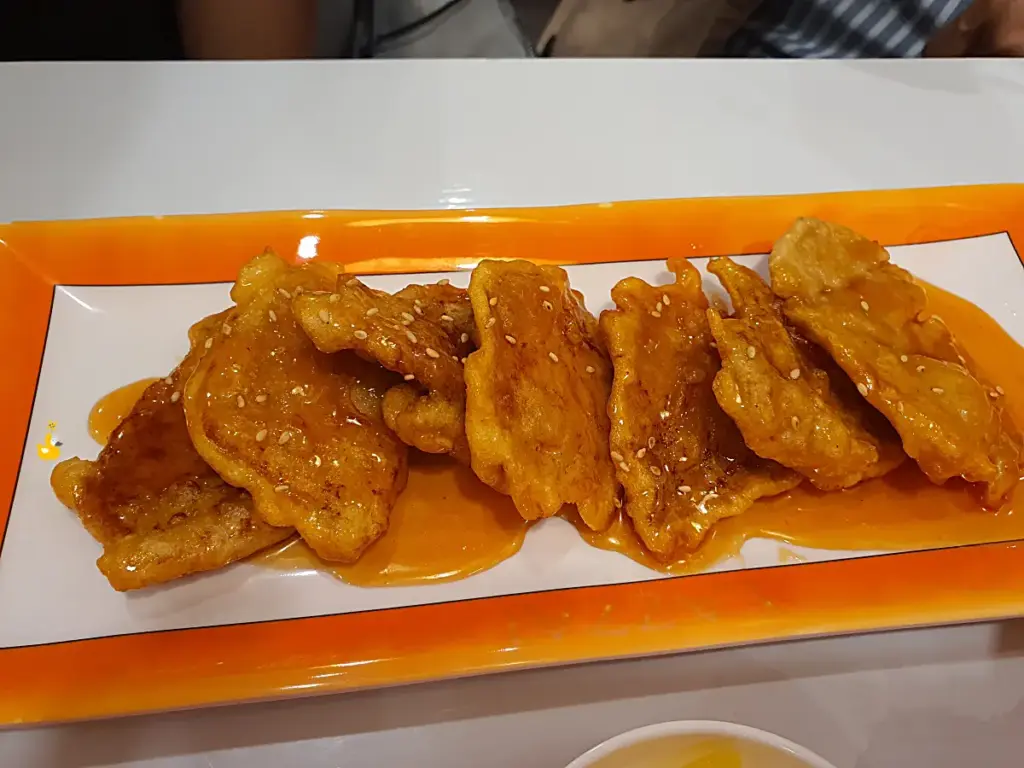 라짜이마라탕의 꿔바로우가 주황색 접시에 놓여 있는 모습