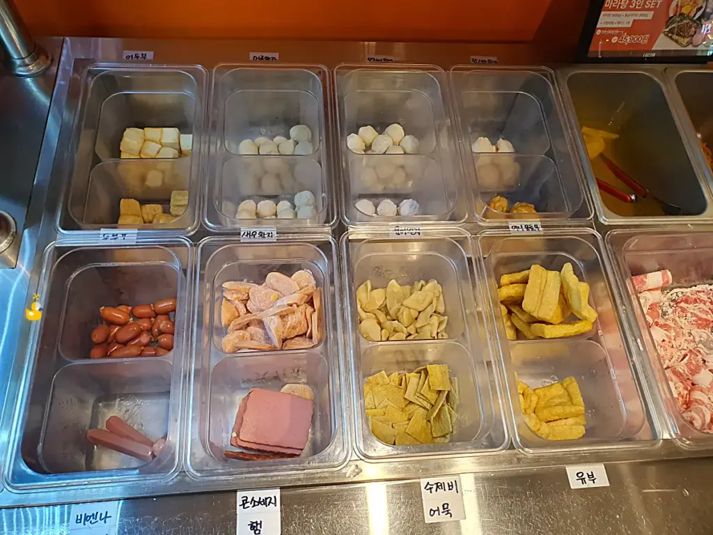 고기와 소시지, 어묵, 두부류가 담겨 있는 마라탕 재료 냉장고