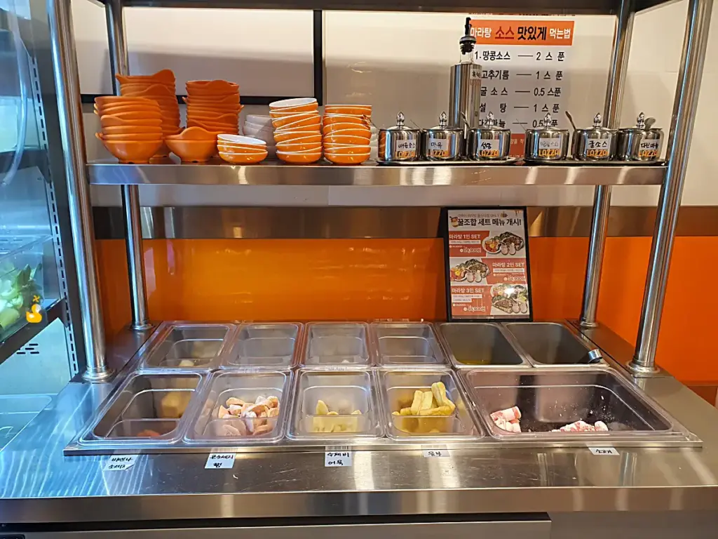 마라탕 소스를 제조해 먹을 수 있도록 준비되어 있는 냉장고