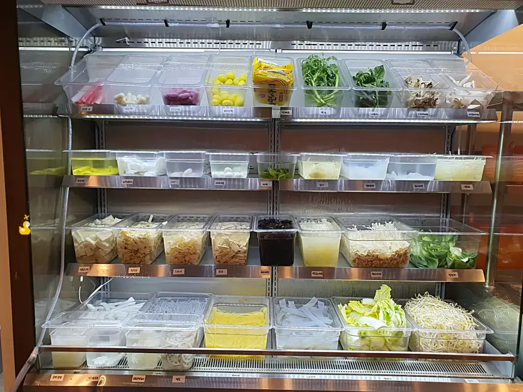 마라탕에 들어가는 신선한 채소와 다양한 면류가 들어 있는 냉장고