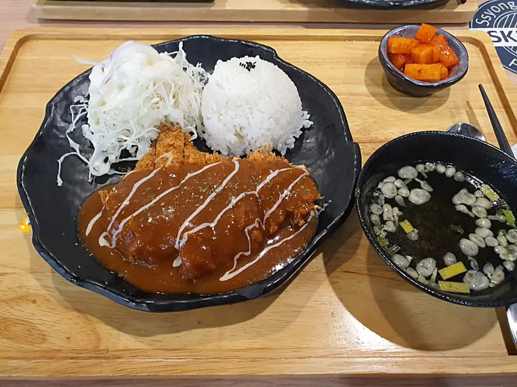 깍두기, 장국과 함께 나온 양식 돈까스