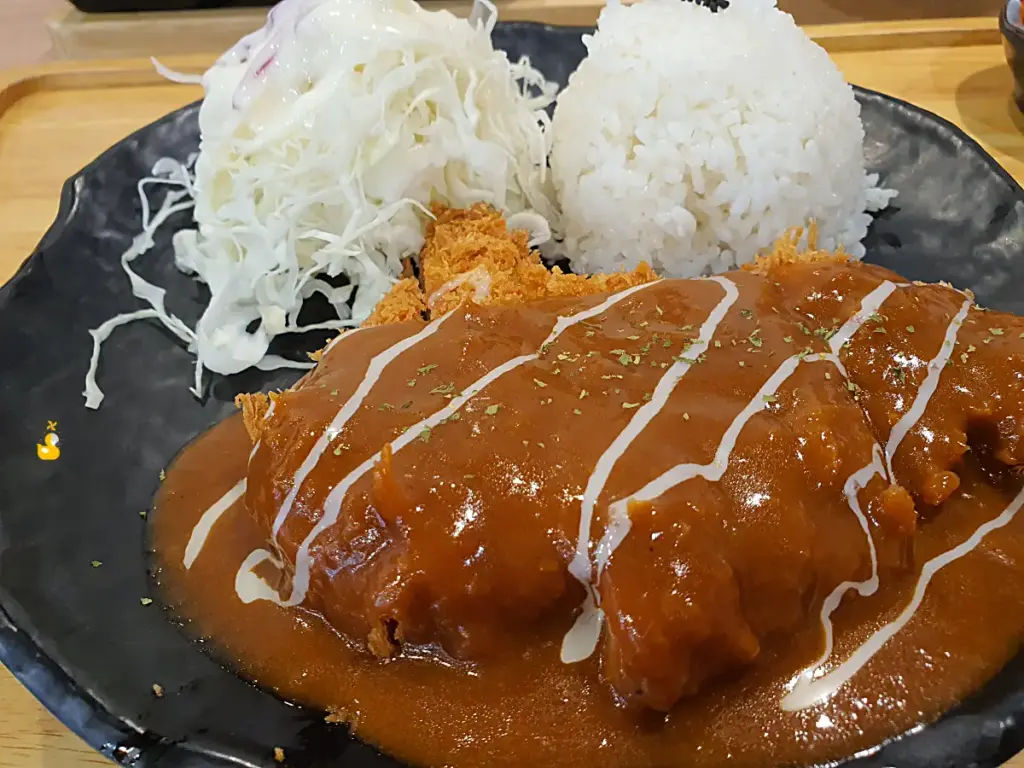 소스가 가득 부어져 있는 쑝쑝돈까스의 양식돈까스