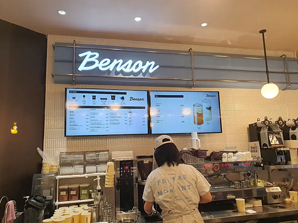 벤슨 서울역점 커피 내리는 직원 모습