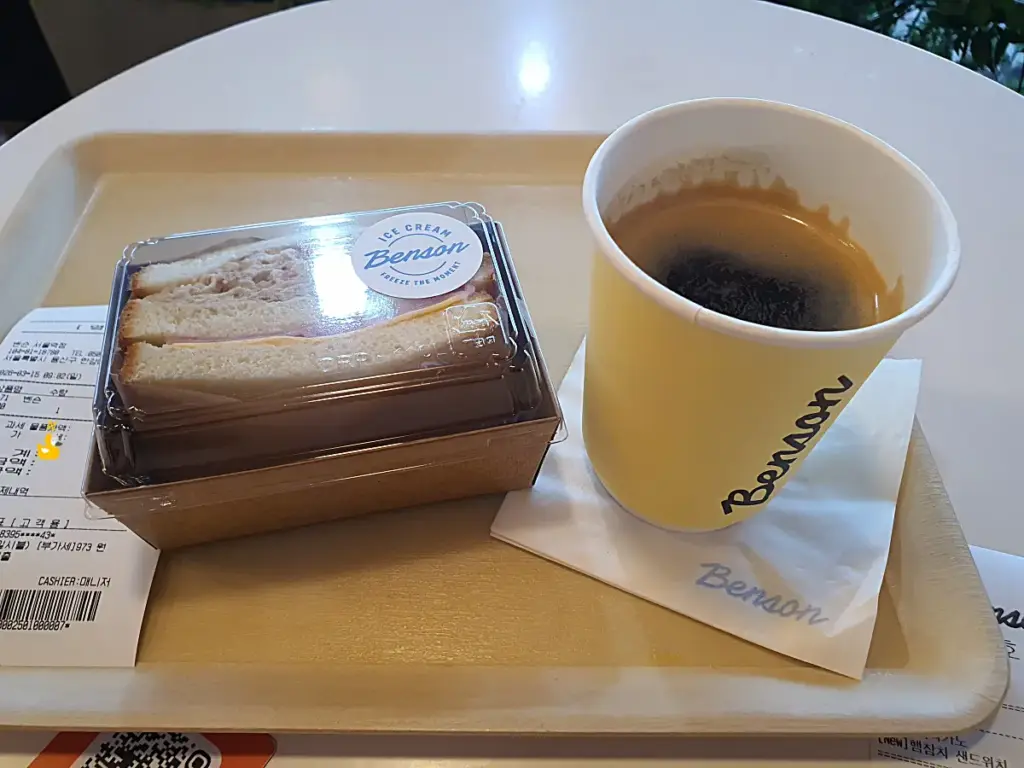 벤슨 서울역점 햄참치 샌드위치와 아메리카노