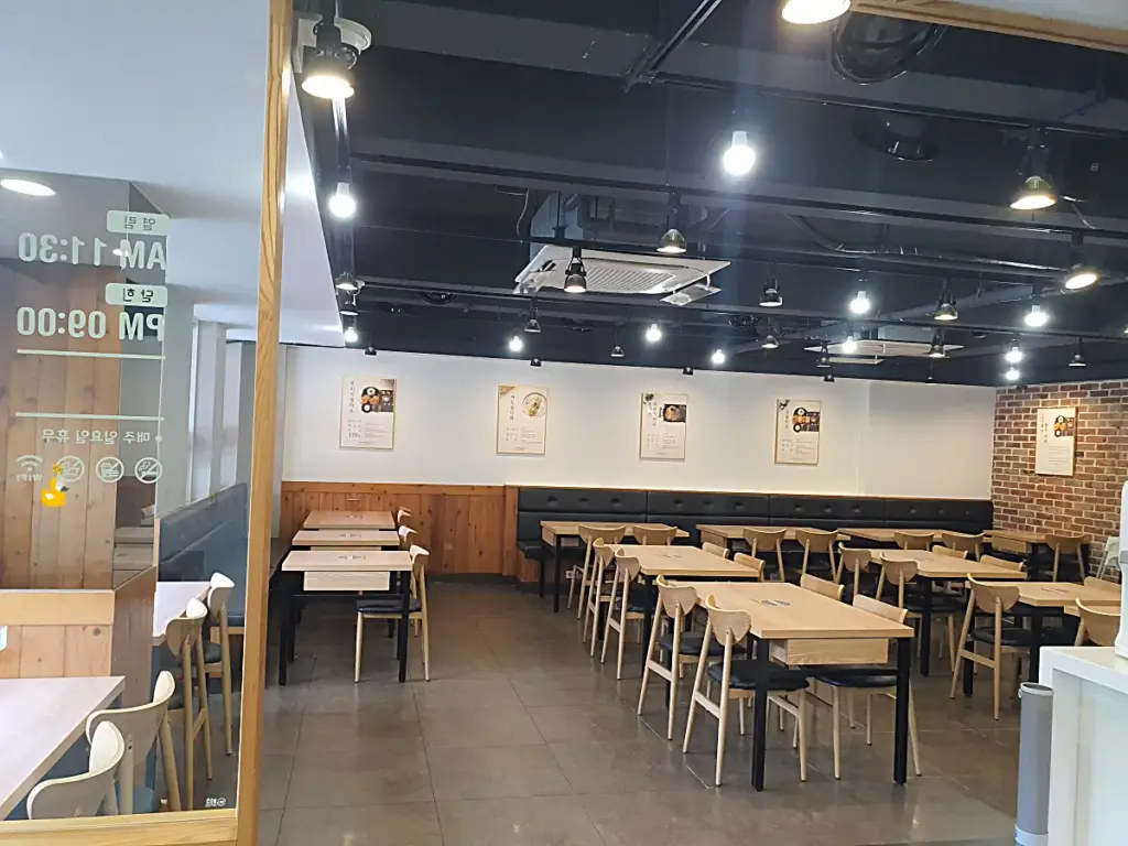 쑝쑝돈까스의 넓고 깨끗한 홀 식당 내부