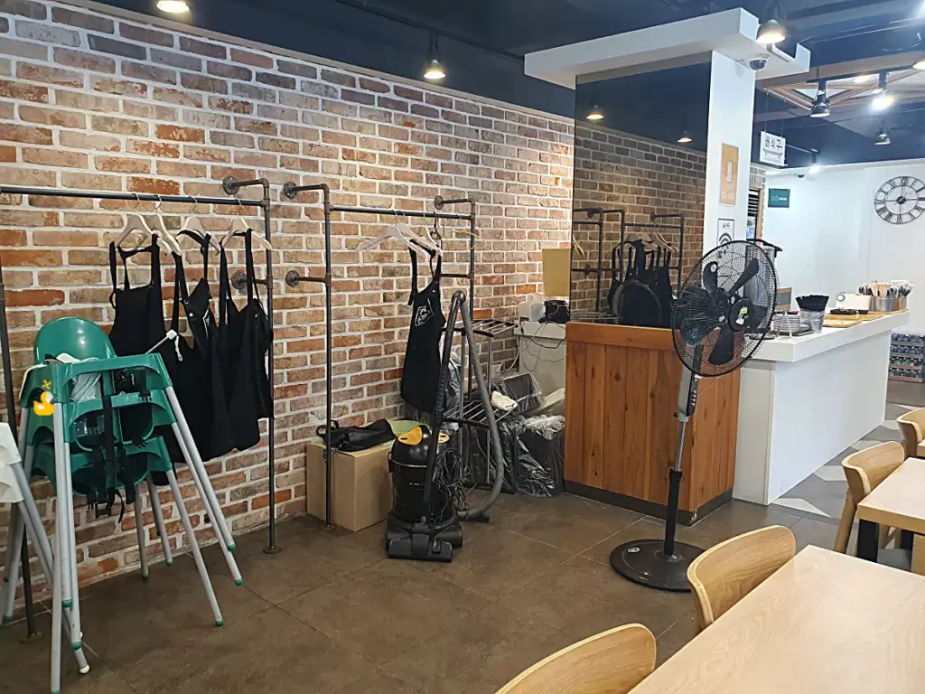 매장 한 켠에 걸려 있는 손님용 앞치마와 아기 의자들