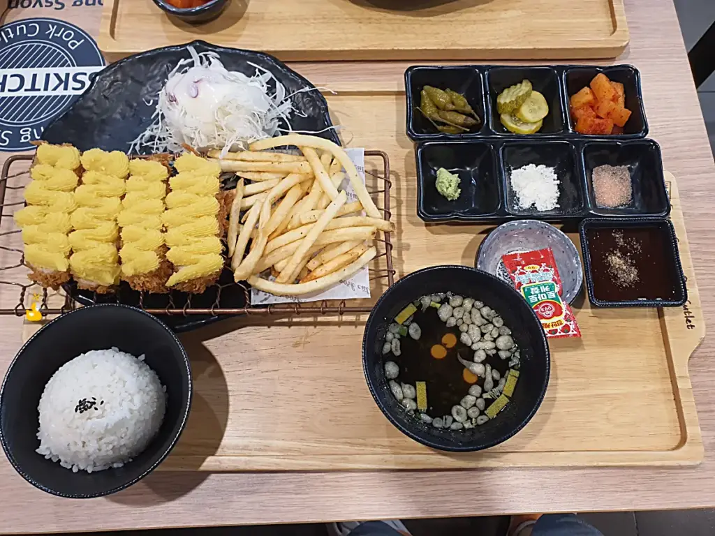 쑝쑝돈까스 고구마 큐브 치즈 돈까스와 다양한 돈까스 소스가 담겨져 있는 모습